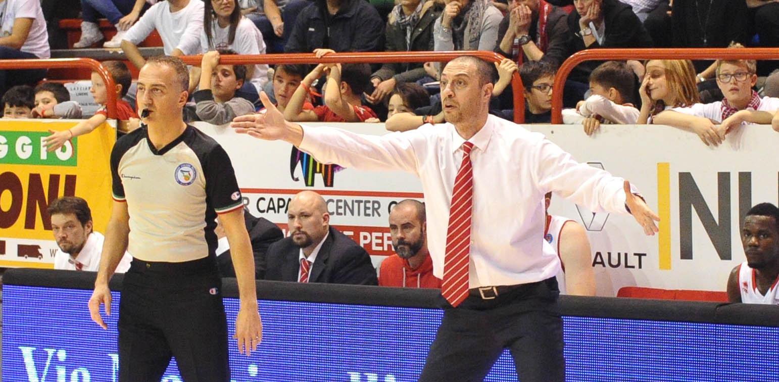 Coach Esposito con uno degli arbitri del match (Foto Gori)