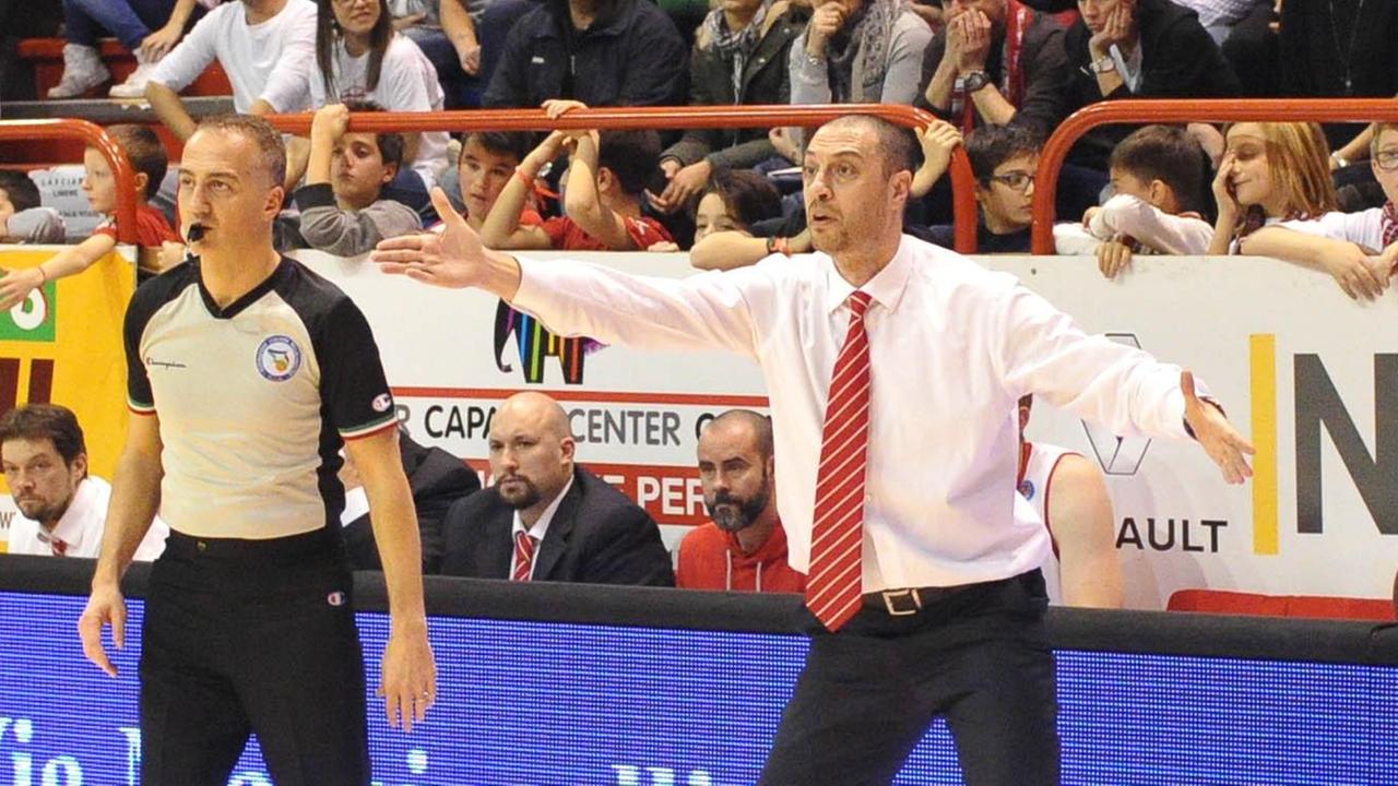 Coach Esposito con uno degli arbitri del match (Foto Gori)