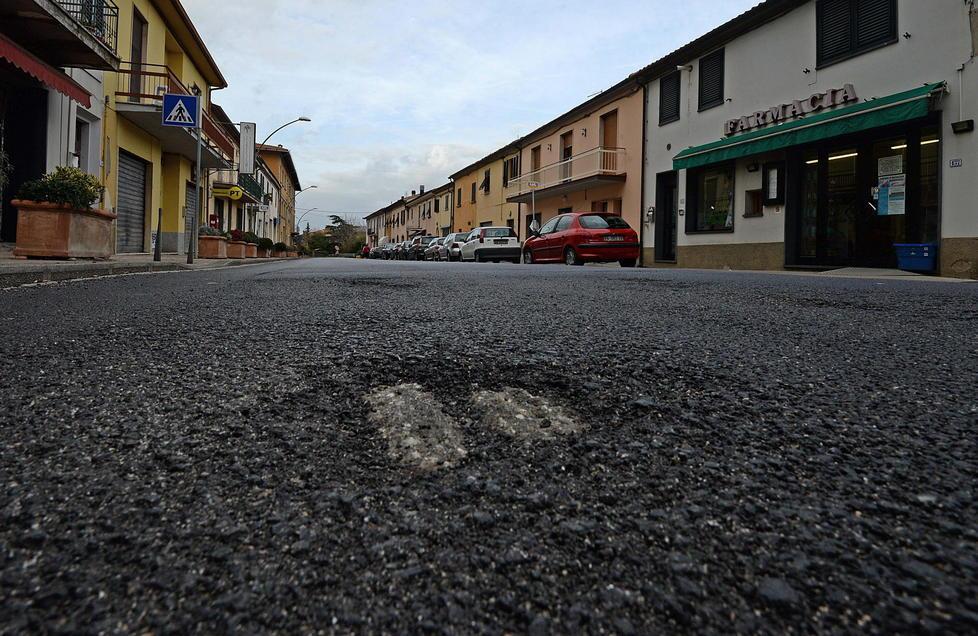 Strada si sgretola dieci giorni dopo la fine dei lavori 