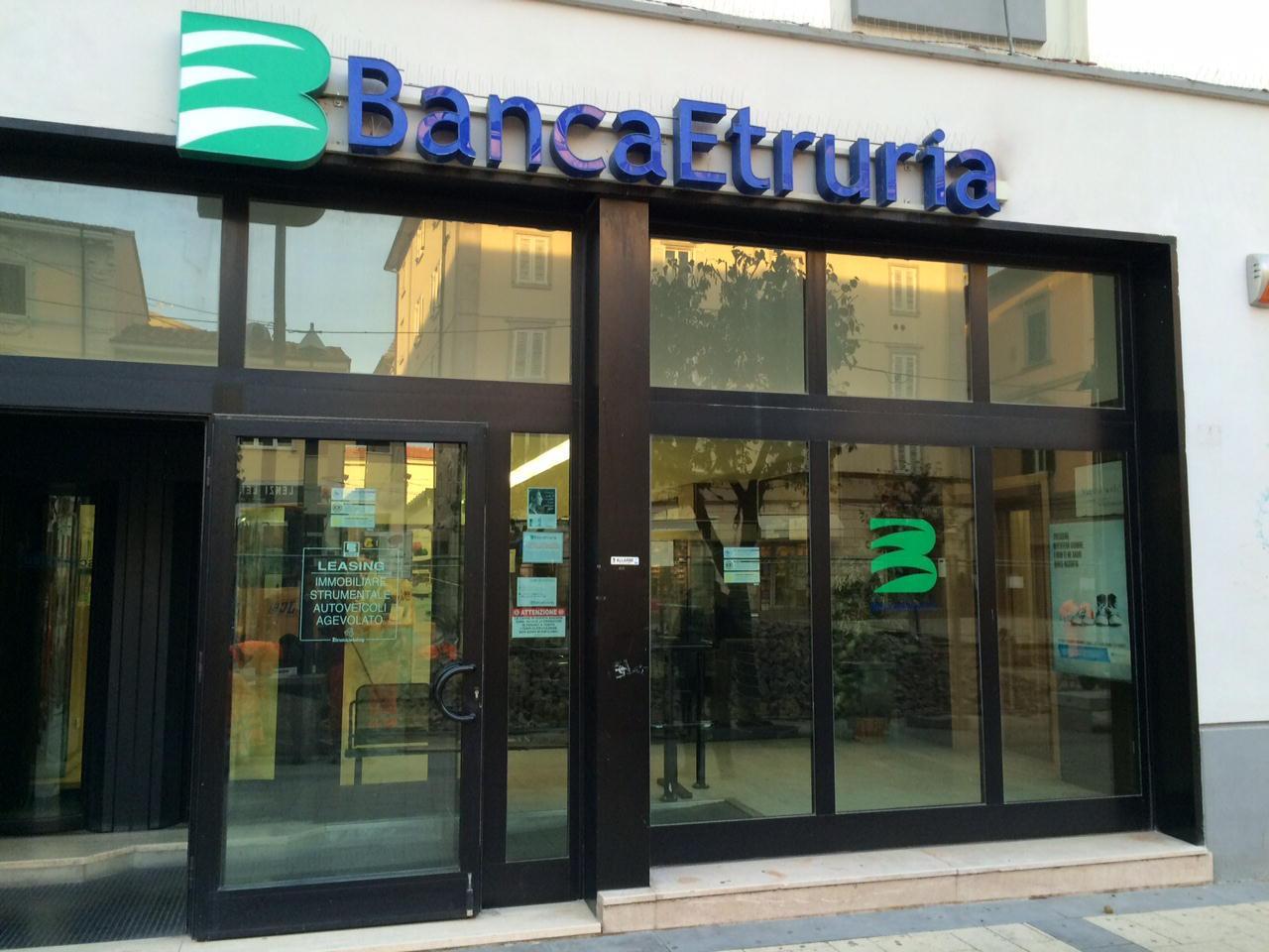 L'esterno della filiale cecinese di Banca Etruria