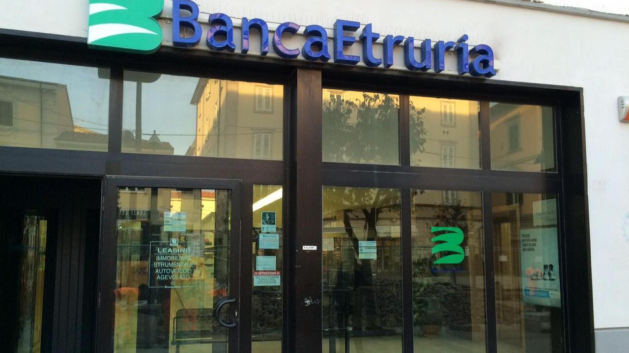 L'esterno della filiale cecinese di Banca Etruria