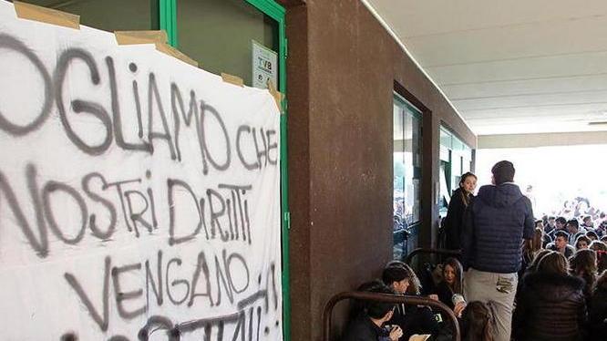 Gli studenti si mobilitano per avere aule meno degradate