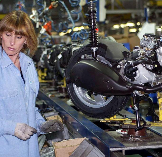 I sindacati: bisogna riportare lavorazioni a Pontedera 