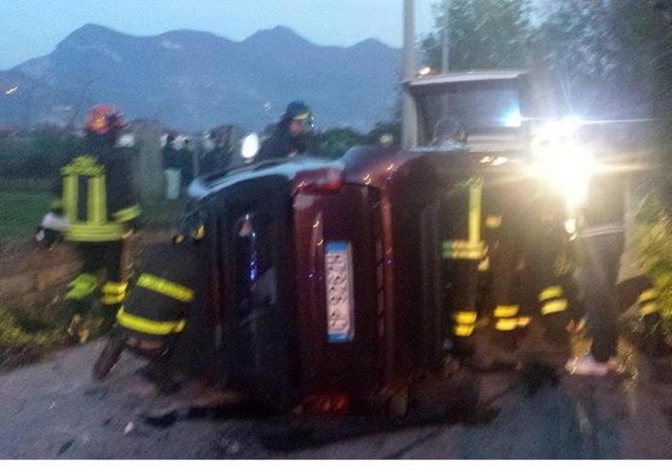 Incidente con due auto, una si cappotta