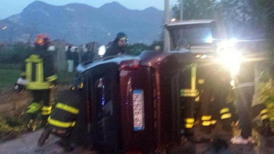 Incidente con due auto, una si cappotta