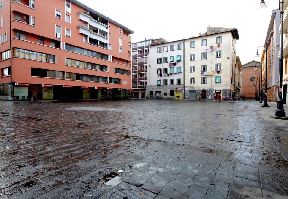 piazza cavallotti, domenica mattina