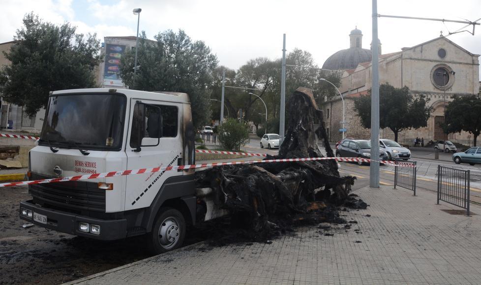 Fiamme nella notte al camion-vela 