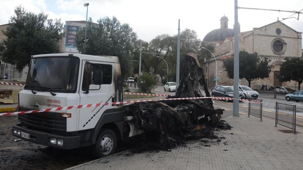 Fiamme nella notte al camion-vela