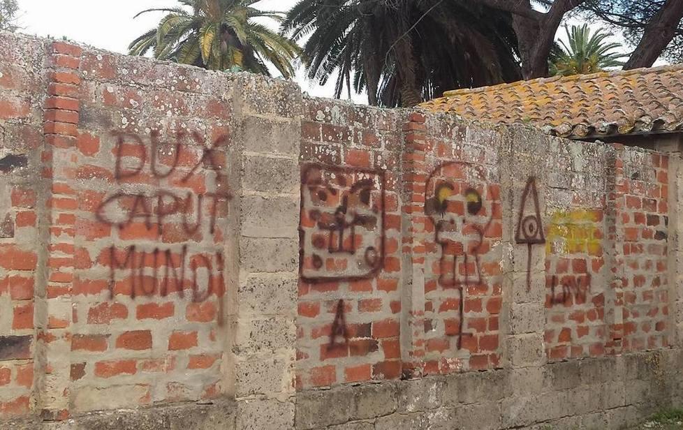 Scritte inneggianti al duce 