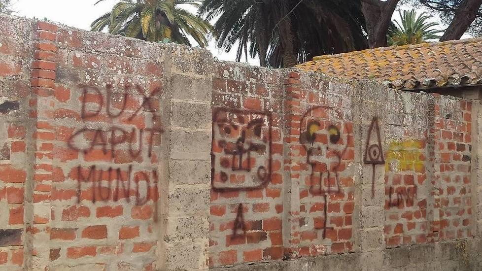 Scritte inneggianti al duce