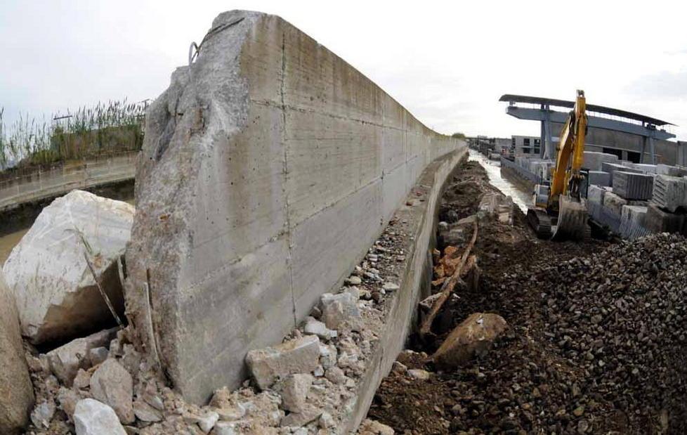 Muro crollato, a gennaio il cantiere in via Argine destro 