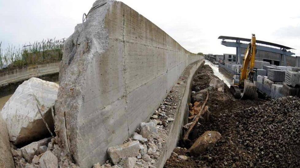 Muro crollato, a gennaio il cantiere in via Argine destro