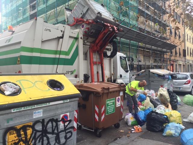 Gli operatori Aamps al lavoro in via piazza XX Settembre