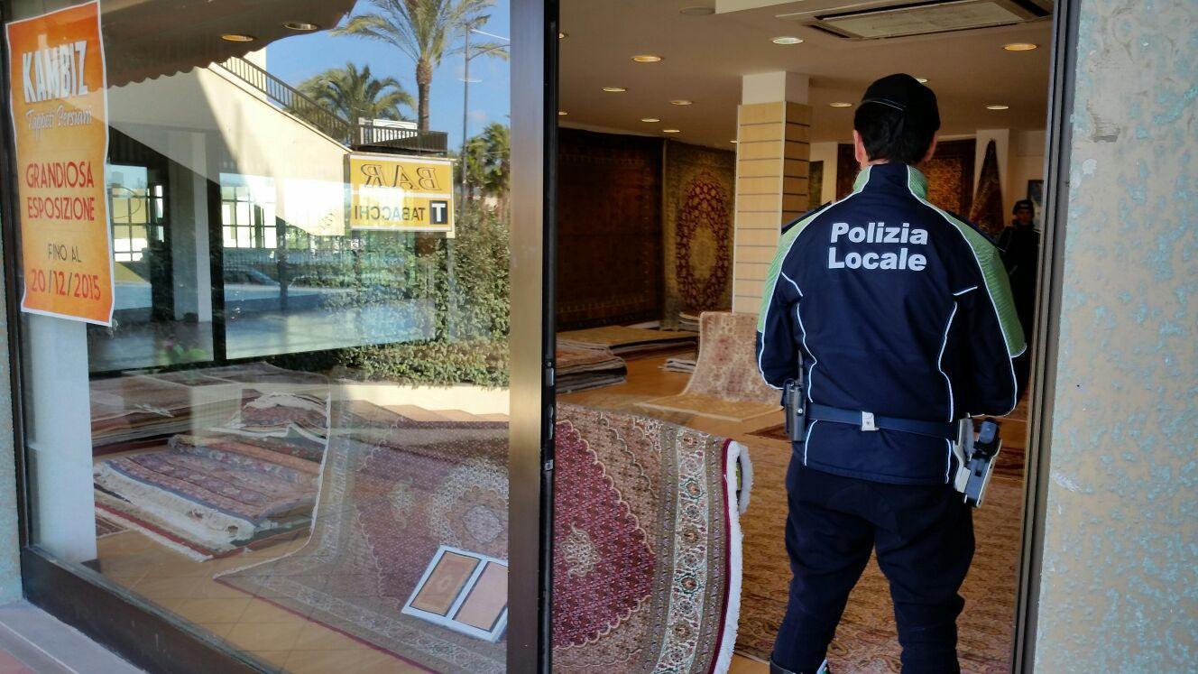 La polizia locale durante il sopralluogo nel negozio Kambiz 