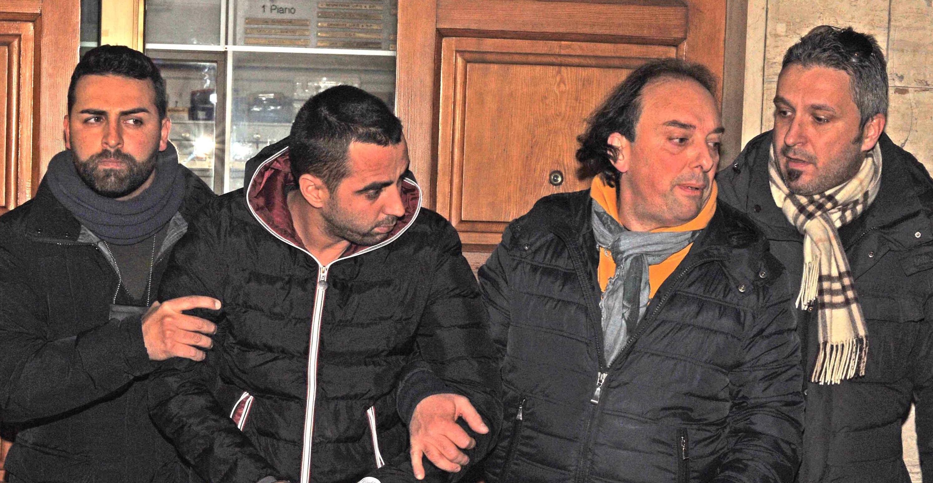 Fermati dalla polizia nell'auto carica di denaro e oggetti rubati 