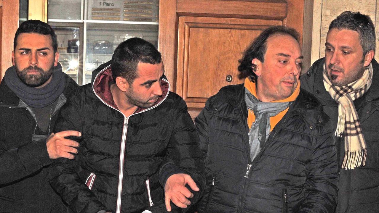 Fermati dalla polizia nell'auto carica di denaro e oggetti rubati