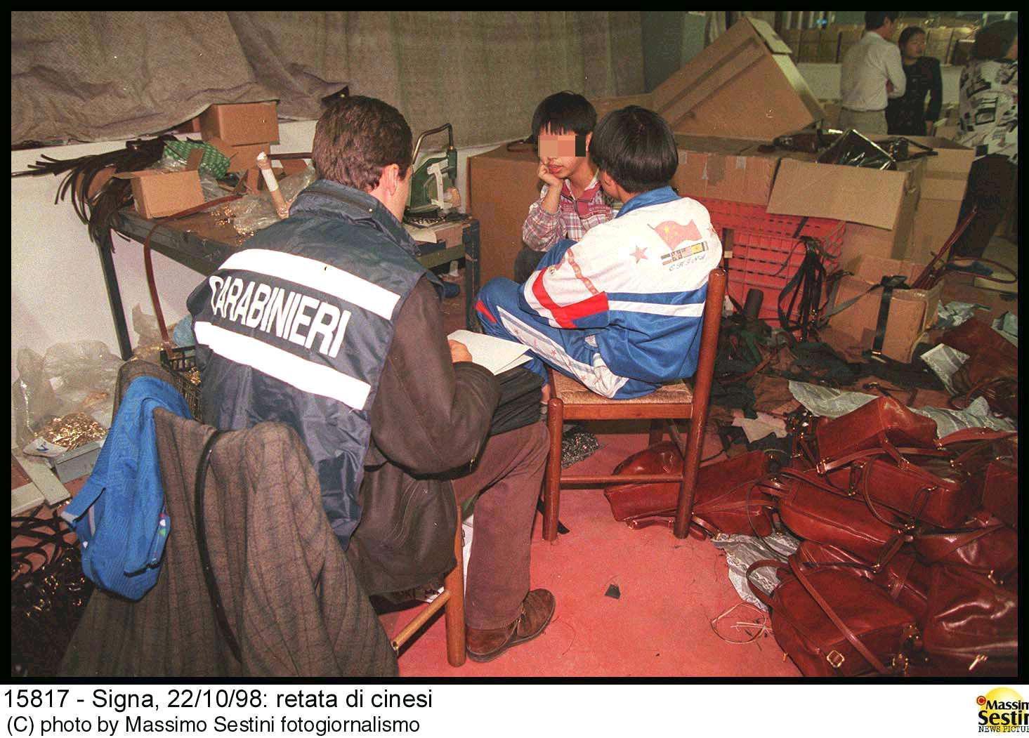 Ragazzini al lavoro in un laboratorio artigianale (archivio)