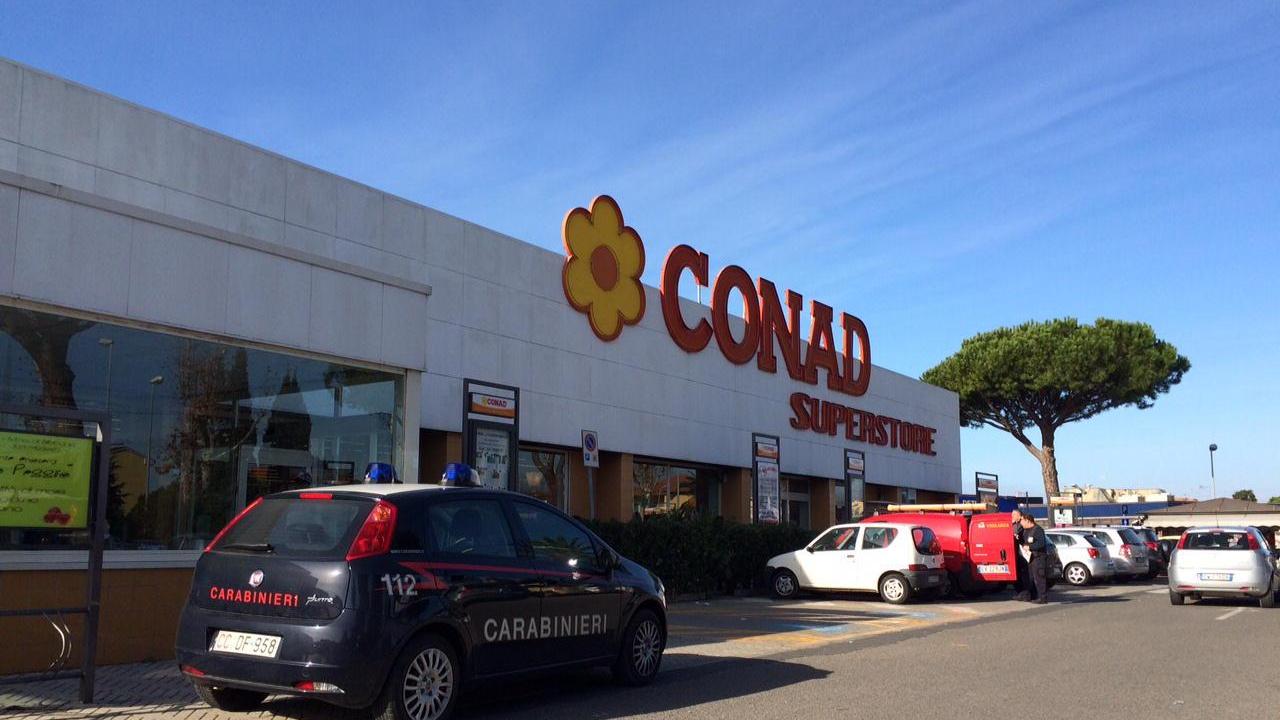 L'auto dei carabinieri all'esterno del Superstore Conad