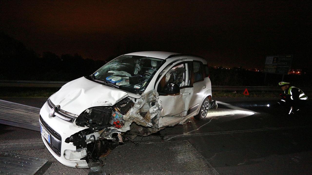 La Fiat Panda distrutta nell'impatto (Foto Agenzia Carlo Sestini)