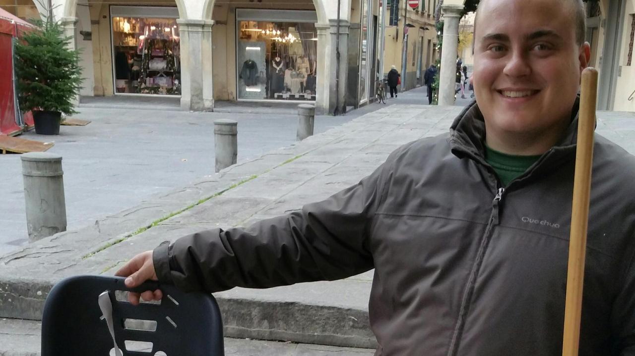 Il seggiolino da bambino abbandonato dal ladro