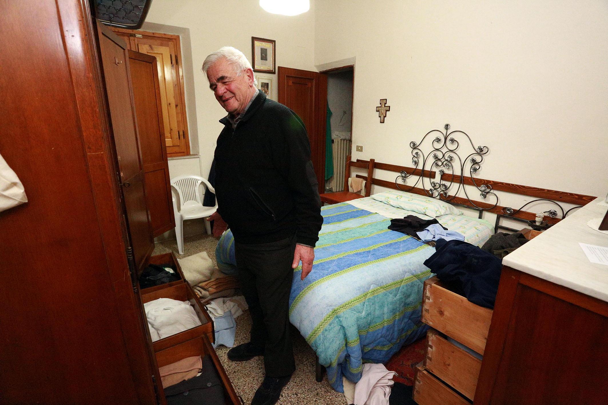 Don Pieroni nella sua camnera da letto a soqquadro 