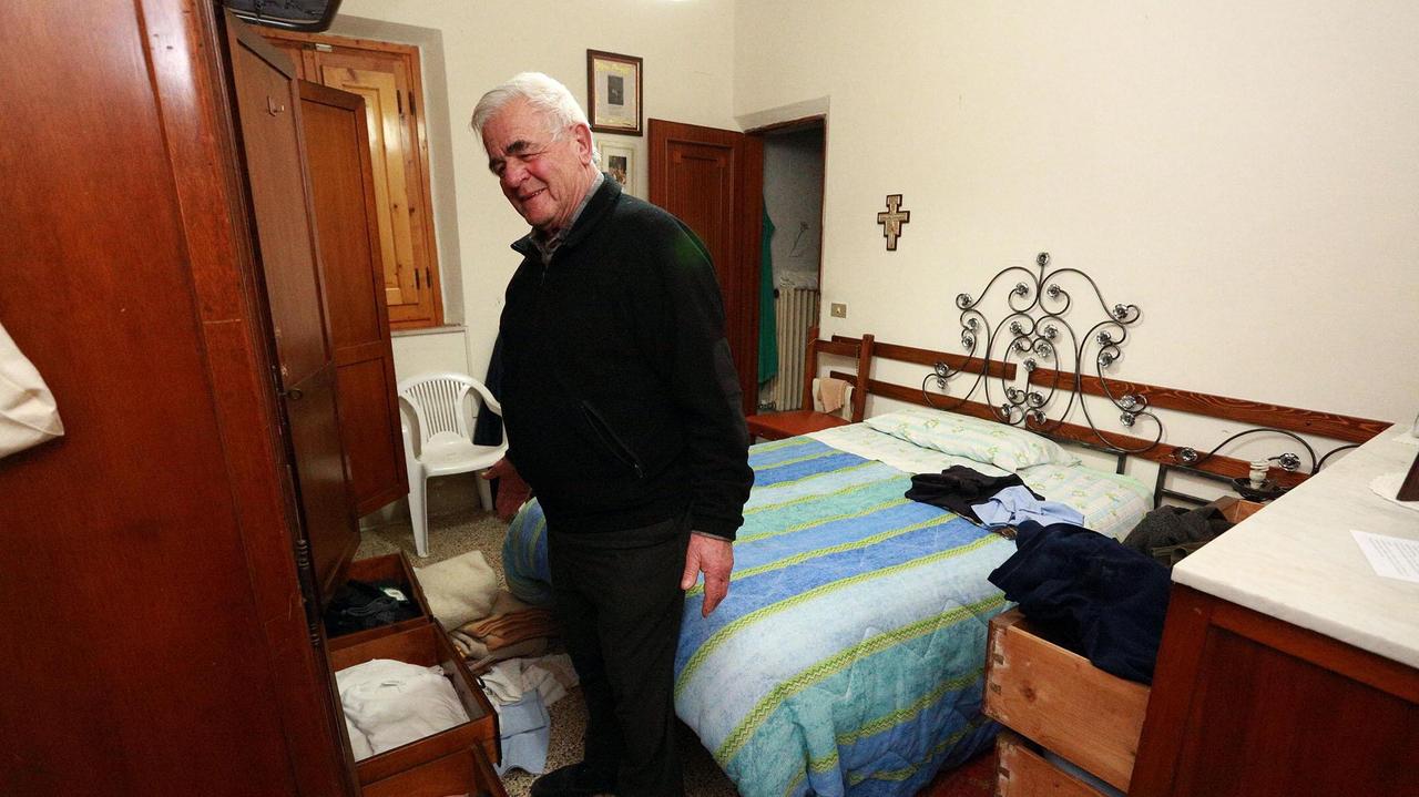 Don Pieroni nella sua camnera da letto a soqquadro