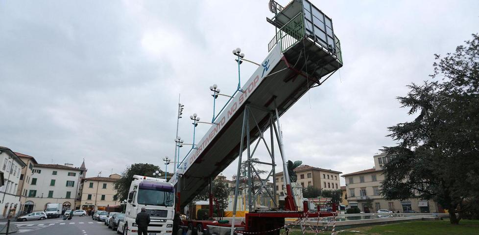 Il maxi scivolo arriva e poi viene tolto 