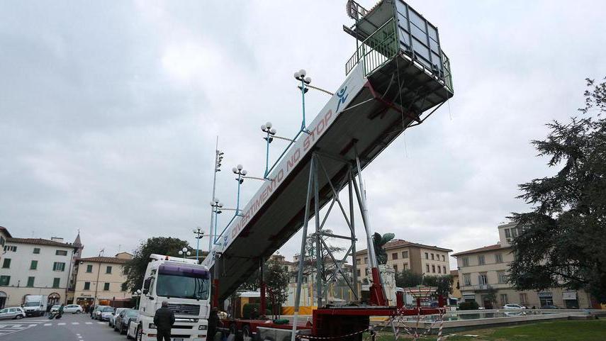 Il maxi scivolo arriva e poi viene tolto