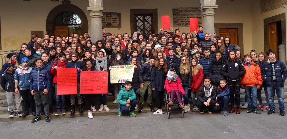 Manifesti dei ragazzi contro la violenza ai danni delle donne