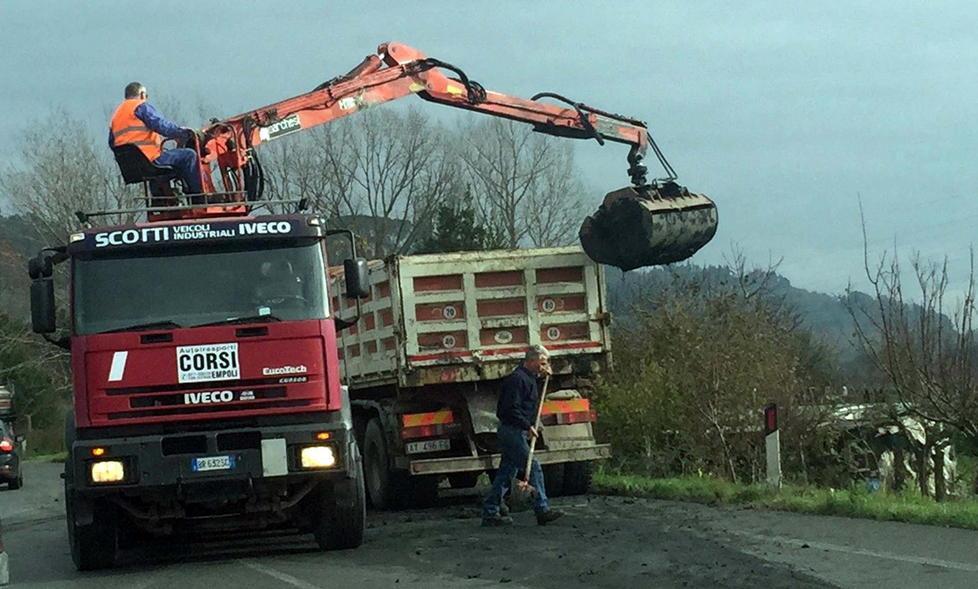 Un camion perde parte del carico