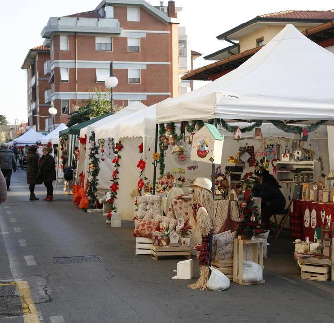 A Querceta «esplodono» luci e tanti mercatini di Natale
