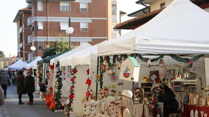 A Querceta «esplodono» luci e tanti mercatini di Natale
