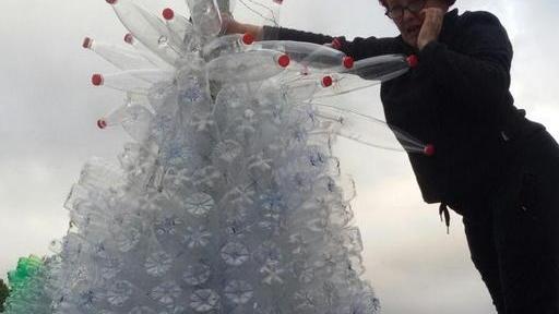L’idea. Servono bottiglie di plastica per il maxi albero