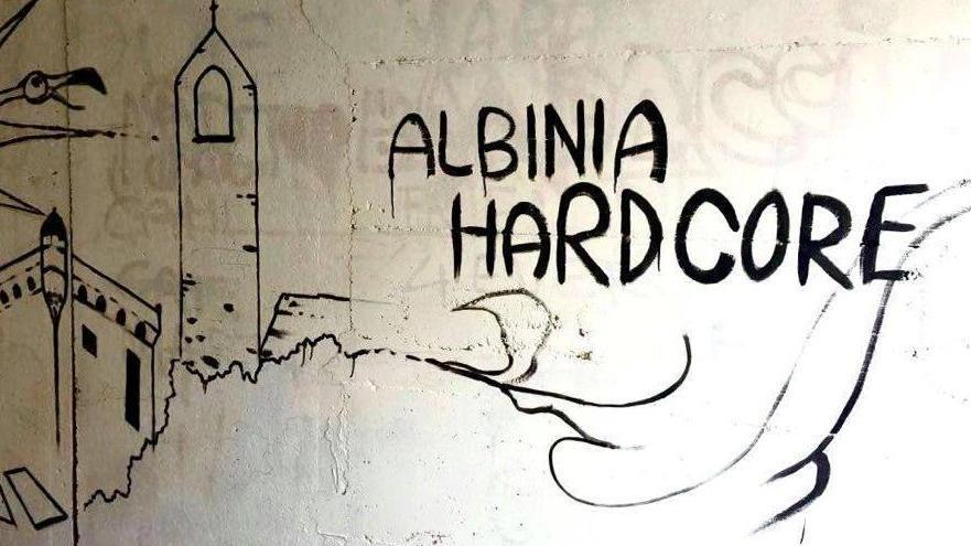Sottopasso, i vandali alla carica