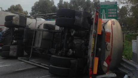 Traffico in tilt per un camion ribaltato