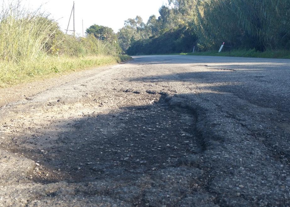 Buche e voragini lungo tutta la Sp 21