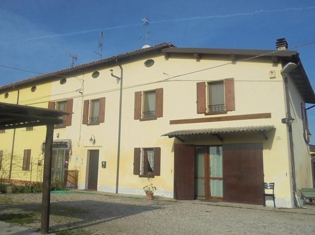 Anziano si ustiona mentre accende la stufa 