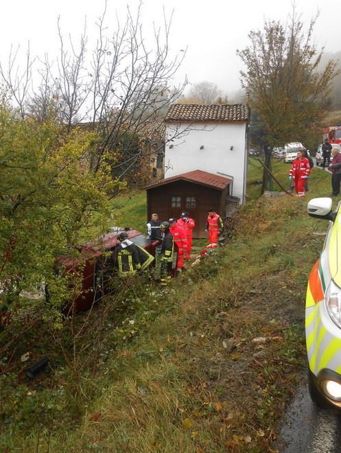 Auto fuori strada in una scarpata 