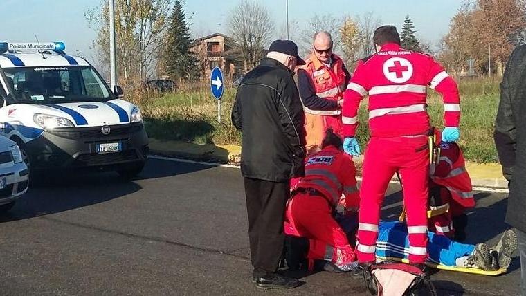 In bici contro un’auto alla rotonda