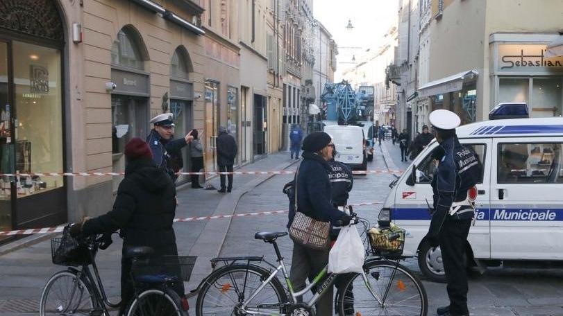 Via Emilia Santo Stefano chiusa da una gru