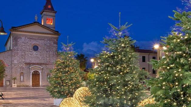 Carrara, aperti per le feste, così i commercianti sfidano la crisi