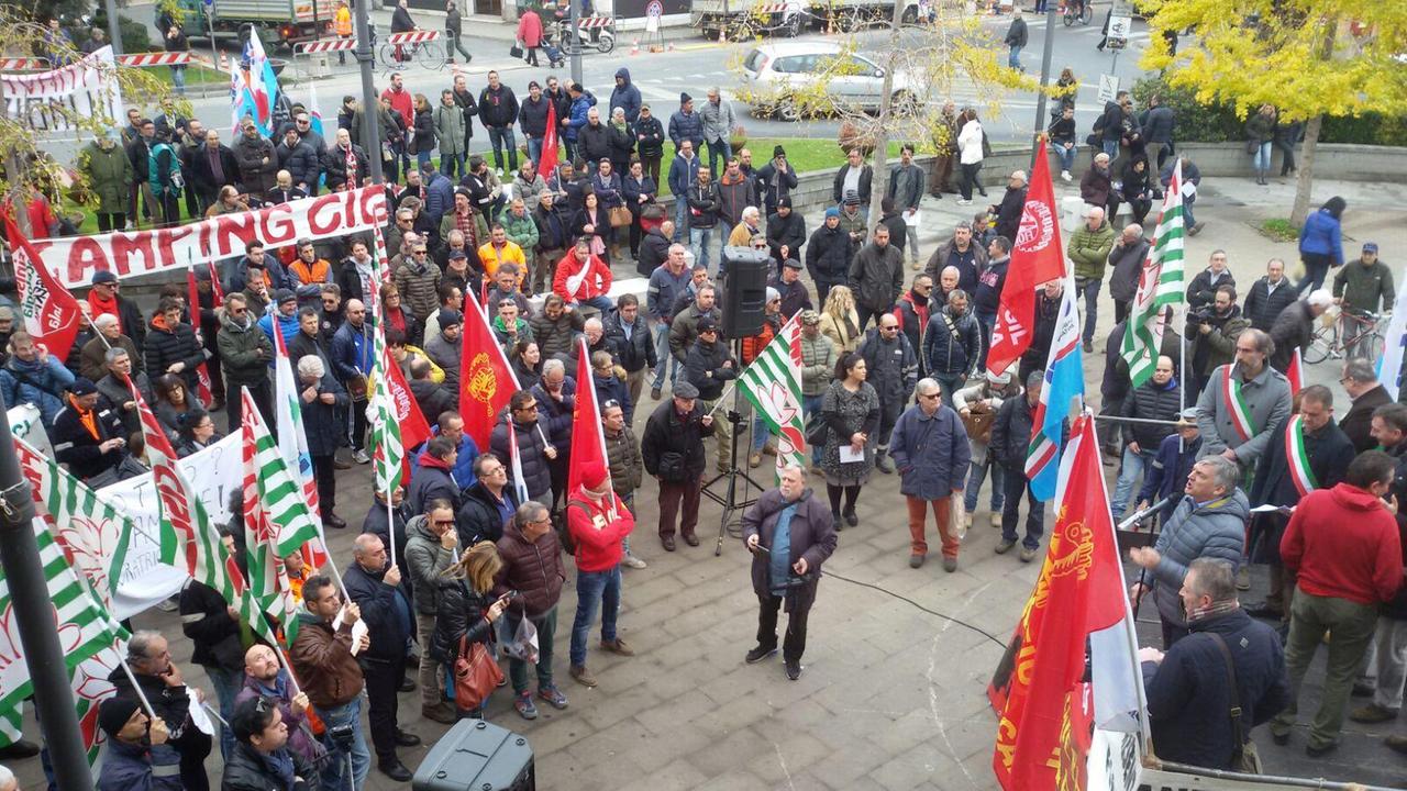 Un momento della manifestazione a Piombino (foto Paolo Barlettani)