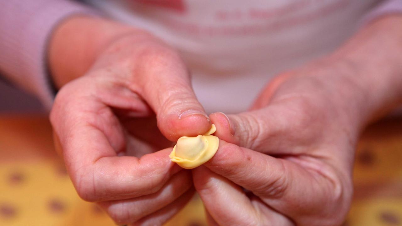 Mano incastrata nell’impastatrice mentre prepara i cappelletti