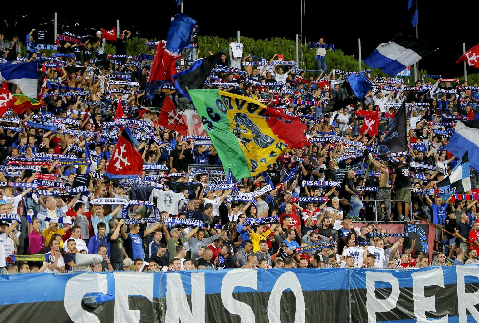 Tifosi in curva Nord all'Arena (Muzzi)