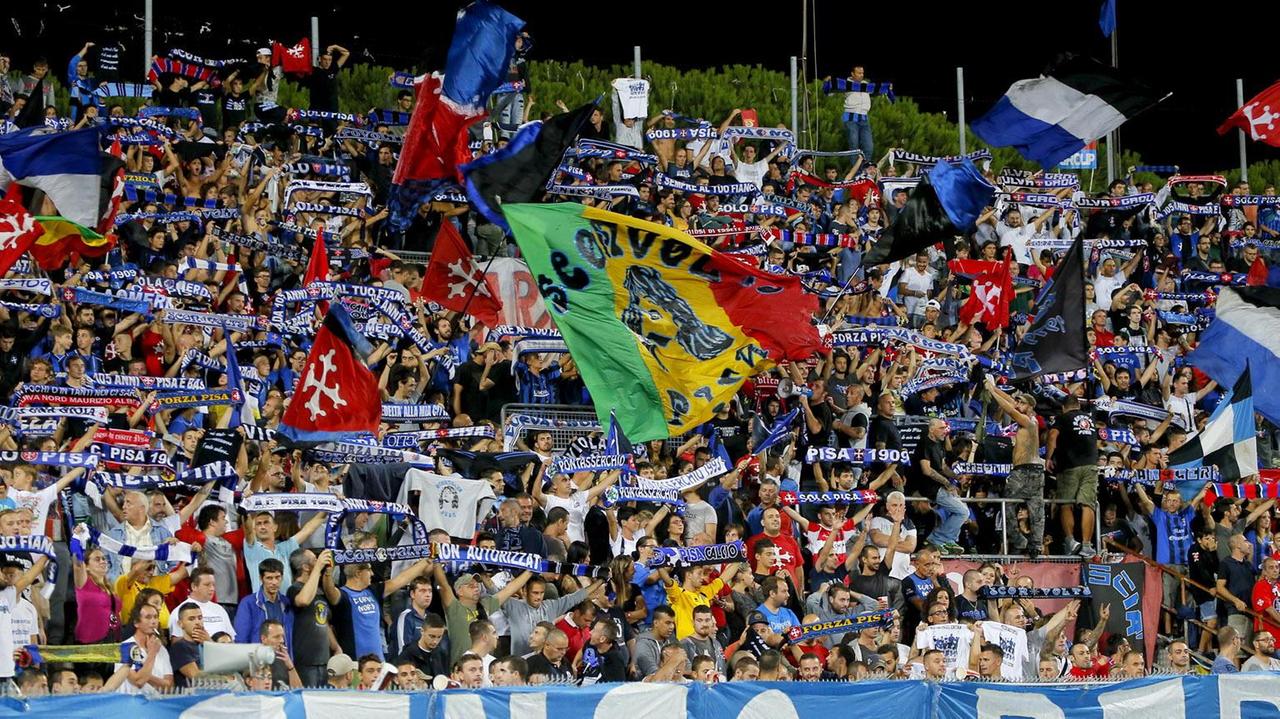 Tifosi in curva Nord all'Arena (Muzzi)