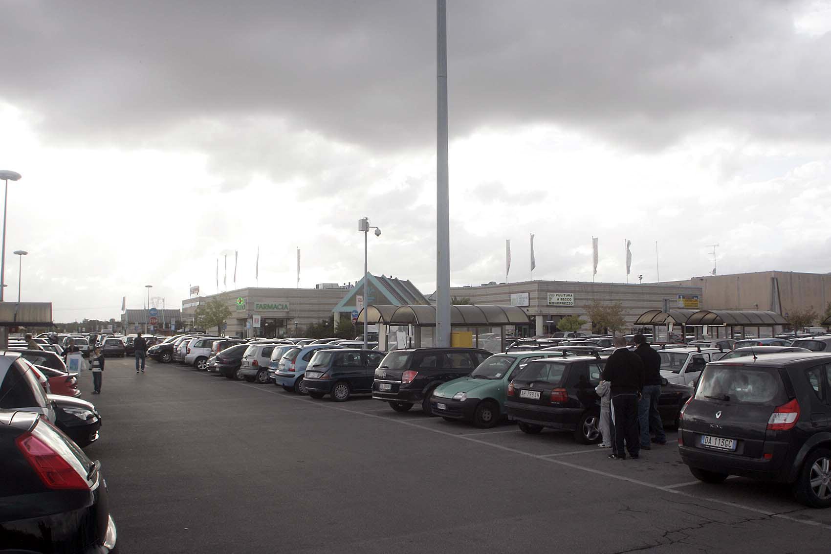 Il parcheggio del Centro Commerciale Montecatini in via Biscolla