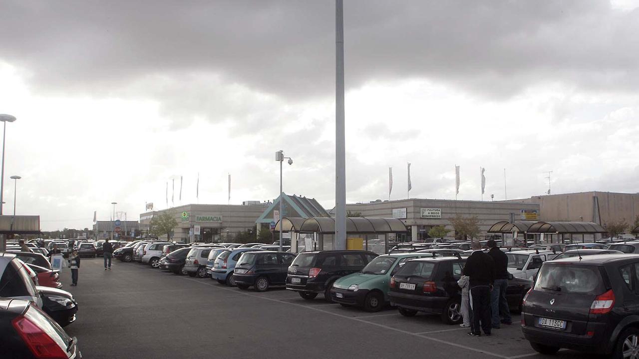 Il parcheggio del Centro Commerciale Montecatini in via Biscolla