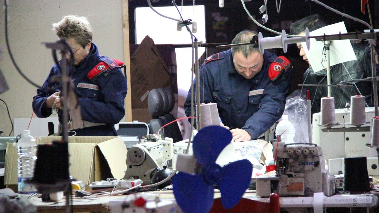 Controlli in una confezione cinese (archivio)