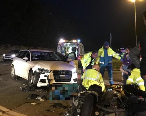 I soccorsi allo scooterista nel luogo dell'incidente (Foto Franco Silvi)