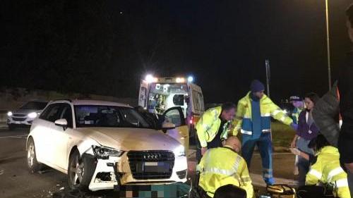I soccorsi allo scooterista nel luogo dell'incidente (Foto Franco Silvi)